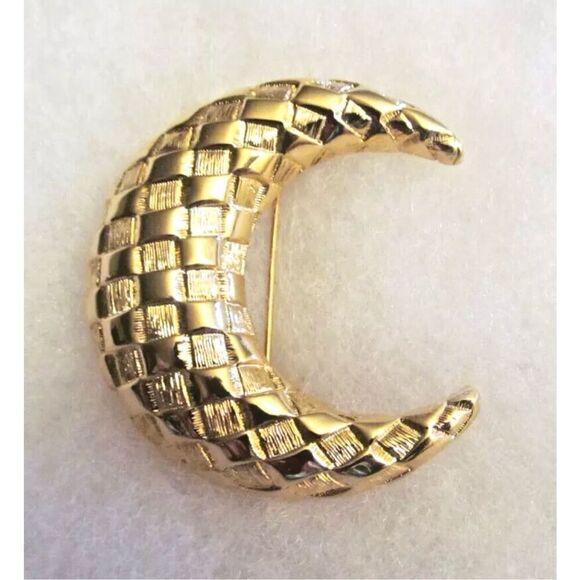 VTG SIGNED JBK JAQUELINE KENNEDY GOLDTONE BASKET WEAVE CRESCENT MOON BROOCH - Picture 1 of 4
